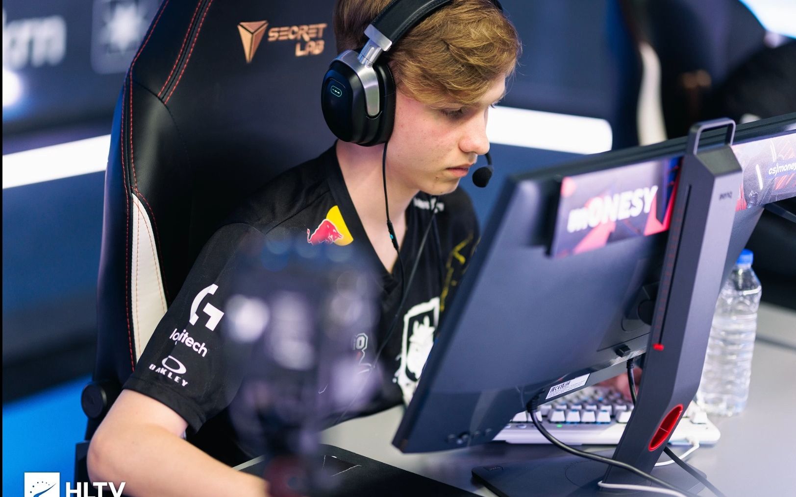 补时各吃一红！赵宇豪铲倒方昊+柏杨推倒对手，两人均两黄变一红.