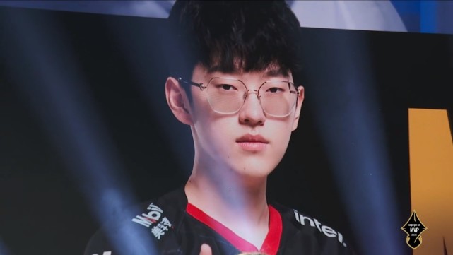 前北京国安球员高天意差点任意球破门 申花魔术师把他状态激活.